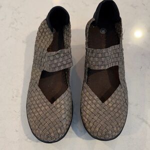 Women’s Bernie Mev Gold shoe!